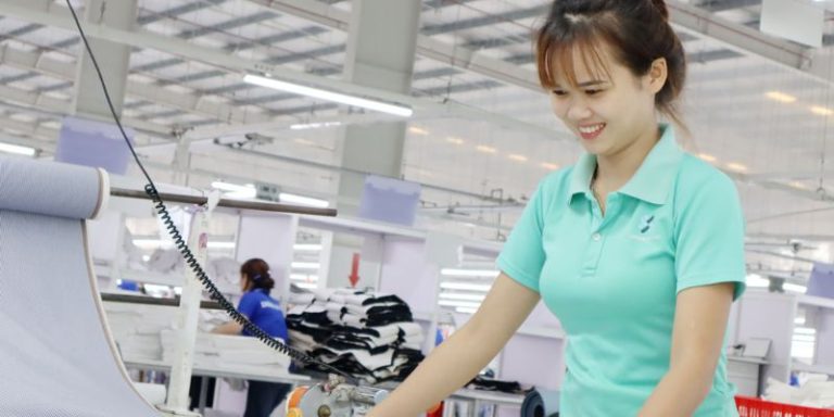 Công nhân vận hành máy là gì? Công việc, lương và yêu cầu