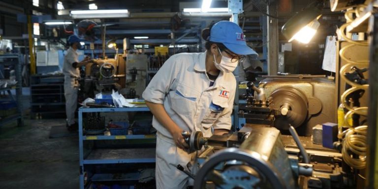 Lương cơ bản công nhân 2027: Mức lương và cách tính mới nhất
